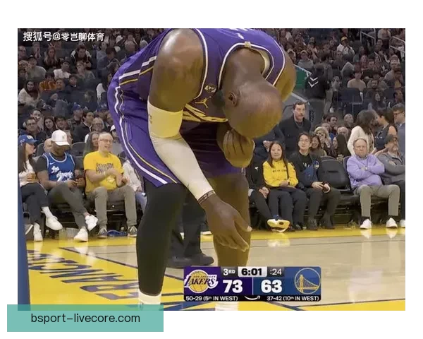 詹姆斯父子打高尔夫遭遇惊险 鳄鱼现身水中老詹勇敢捡球